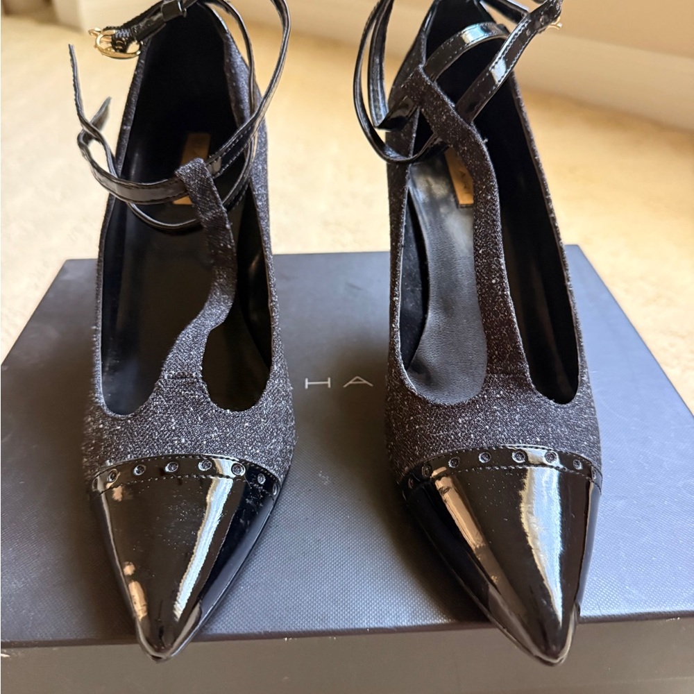 Elegant & super Sexy TAHARI Black Patent Leather & Gray Heels.